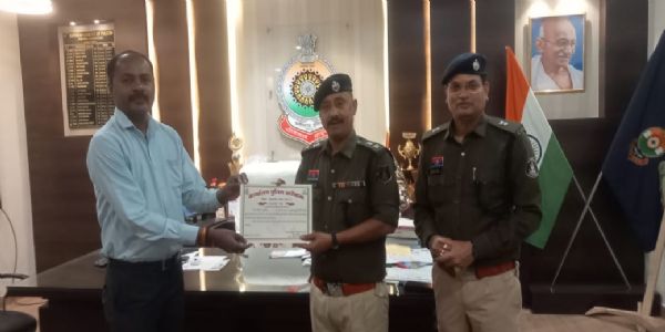 जांजगीर-चांपा पुलिस ने उत्कृष्ट सामाजिक योगदान के लिए 10 नागरिकों और 2 पुलिसकर्मियों को किया सम्मानित
