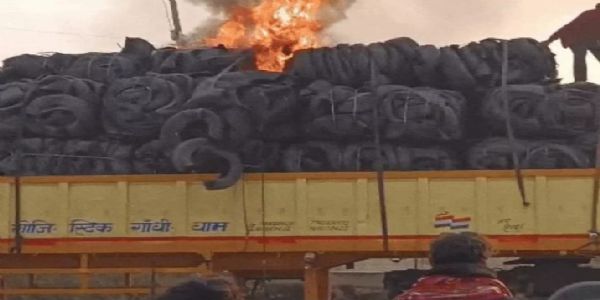 मुरैना: टायरों के स्क्रेप से भरे ट्रक में लगी आग