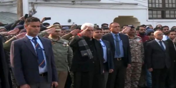 उपराज्यपाल सिन्हा ने नौगाम पुलिस स्टेशन में हुए आकस्मिक विस्फोट में मारे गए नौ लोगों को दी श्रद्धांजलि