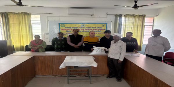 ऊसर भूमि में गेहूं की उन्नत किस्म के बीज किसानों को कराये गए उपलब्ध : डॉ. राम पलट