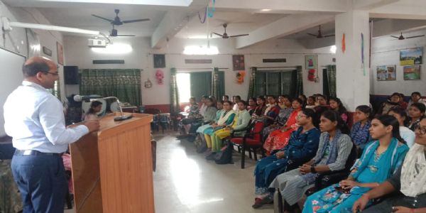 प्रधानमंत्री बीमा सखी योजना से जुड़कर आर्थिक मजबूती की ओर कदम बढ़ा सकती हैं बेटियां : डाॅ प्रशांत