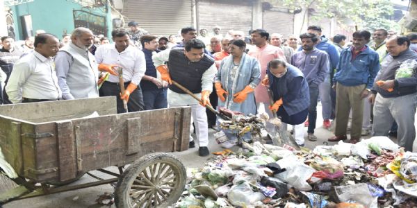 मंत्री कपिल मिश्रा ने 37 हॉटस्पॉट्स पर विशेष सफाई और निगरानी के दिए निर्देश