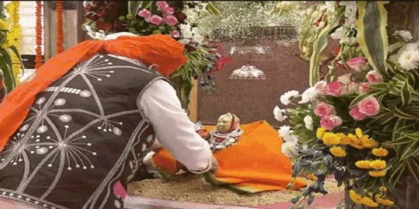 प्रधानमंत्री मोदी ने गुजरात के डेडियापाडा में आदिवासियों की कुलदेवी का किया दर्शन