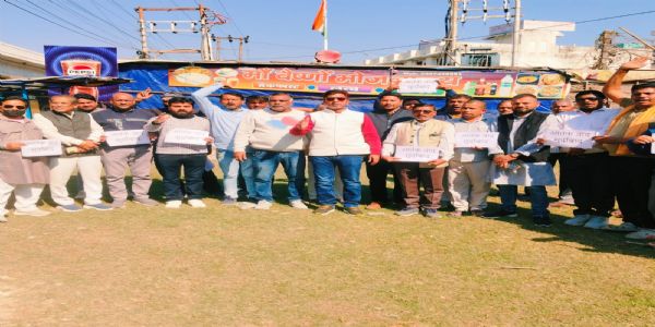 व्यापारियों ने किया आतंकवाद और पाकिस्तान के खिलाफ प्रदर्शन