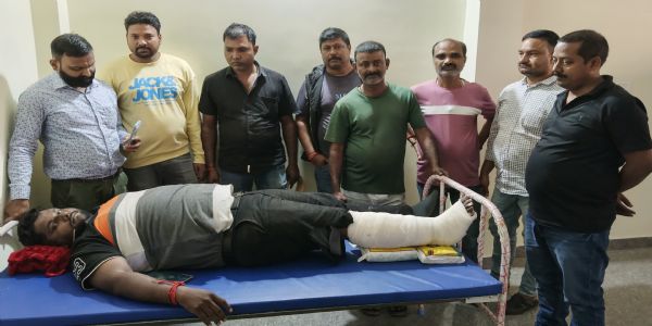 ट्रक ने बाइक सवार चिकित्सक को मारी टक्कर , चिकित्सक हुए जख्मी