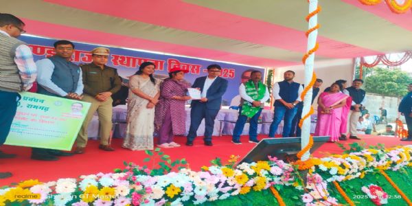 मनरेगा और आवास कर्मियों ने किया रक्तदान