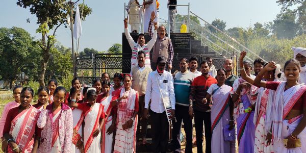 पूर्व विधायक कोचे मुंडा ने दी भगवान बिरसा मुंडा को श्रद्धांजलि