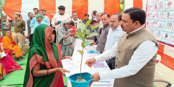 जिलाधिकारी ने चिटकापुर में चौपाल लगाकर सुनी समस्याएं, योजनाओं का लाभ हर पात्र तक पहुंचाने के निर्देश