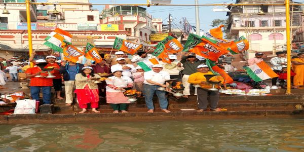 बिहार में सुशासन और विकास की जीत पर नमामि गंगे ने उतारी मां गंगा की आरती