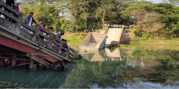 कूचबिहार में रायडाक नदी पर लोहे का पुल ढ़हा