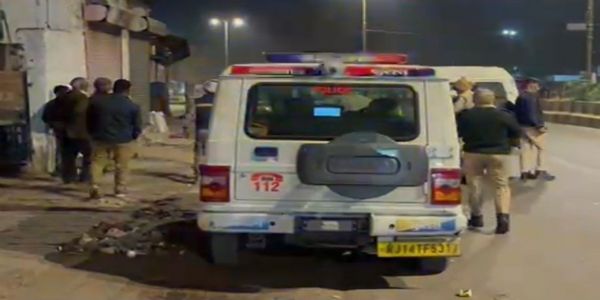 बाइक सवार छह बदमाशों ने चलाई युवकों पर गोलियां