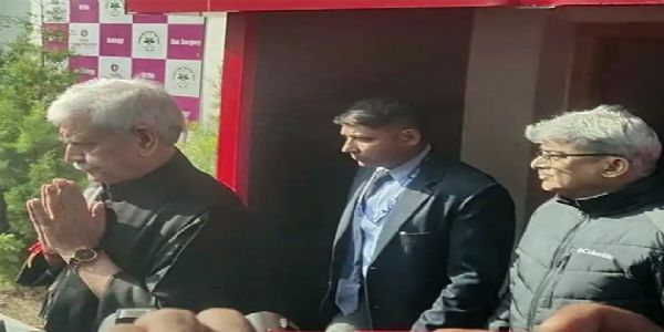 नौगाम पुलिस स्टेशन विस्फोट में घायल हुए लोगों से मिलने उजाला सिग्नस अस्पताल पहुंचे उपराज्यपाल सिन्हा