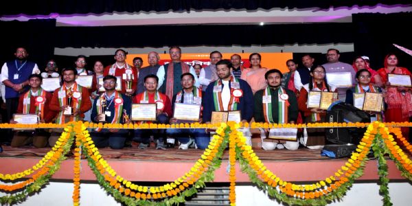 बच्चों को संस्कारवान बनाएं व मोबाइल की संस्कृति से दूर रखें : दिनेश शर्मा