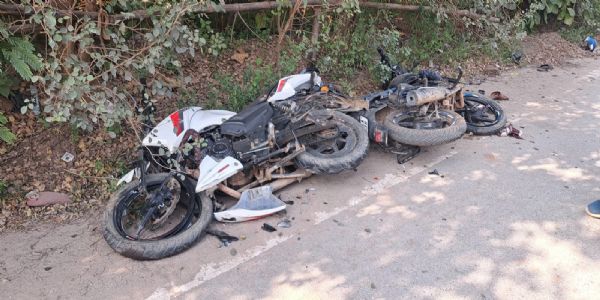 सड़क दुर्घटना में तीन युवकों की मौत, तीन गंभीर