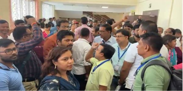 आयोग के नए निर्देश के खिलाफ सिलीगुड़ी में बीएलओ का प्रदर्शन