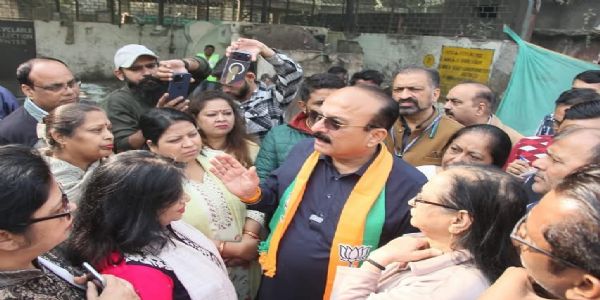 मंत्री ने सूद ने राजौरी गार्डन में सफाई व्यवस्था व लोगों की समस्याओं को लिया जायजा