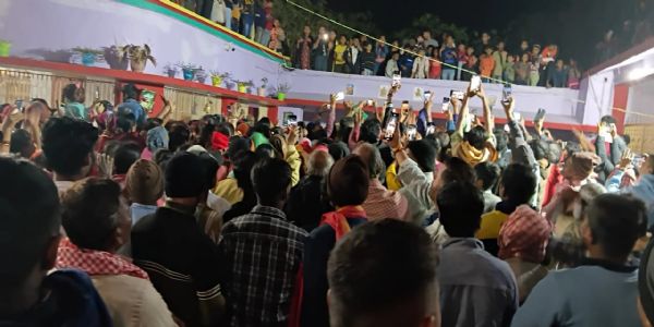 अलीनगर में इतिहास रचा: मैथिली ठाकुर 11 हजार से अधिक वोटों से विजयी, समर्थकों ने चढ़ाया 11 हजार लड्डू का भोग