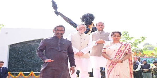 झारखंड के राज्यपाल और मुख्यमंत्री ने बिरसा मुंडा की 150वीं जयंती पर दी श्रद्धांजलि