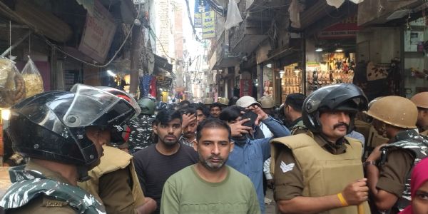 वाराणसी: दालमंडी सड़क चौड़ीकरण योजना में फोर्स के साथ हुई ध्वस्तीकरण की कार्रवाई