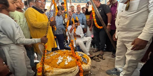 एनडीए समर्थकों ने राजन तिवारी को लड्डूओ से तौला