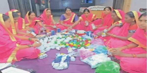 झांसी : आजीविका मिशन की मदद से ग्रामीण महिलाओं का समूह तैयार कर रहा एलईडी बल्ब, खुद कर रही मार्केटिंग