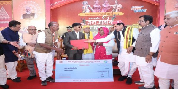 मप्र के मुख्यमंत्री ने महिला क्रिकेट विश्वकप में उत्कृष्ट प्रदर्शन करने वाली खिलाडी क्रांति गौड़ को दिया एक करोड़ का चेक