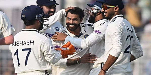 विकेट लेने की खुशी मनाते रवींद्र जडेजा व अन्य खिलाड़ी विकेट लेने की खुशी मनाते रवींद्र जडेजा व अन्य खिलाड़ी