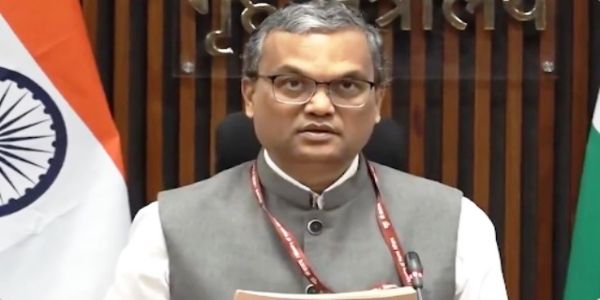 गृह मंत्रालय के संयुक्त सचिव (जम्मू-कश्मीर डिवीजन) प्रशांत लोखंडे शनिवार को यहां मीडिया ब्रीफिंग के दौरान गृह मंत्रालय के संयुक्त सचिव (जम्मू-कश्मीर डिवीजन) प्रशांत लोखंडे शनिवार को यहां मीडिया ब्रीफिंग के दौरान