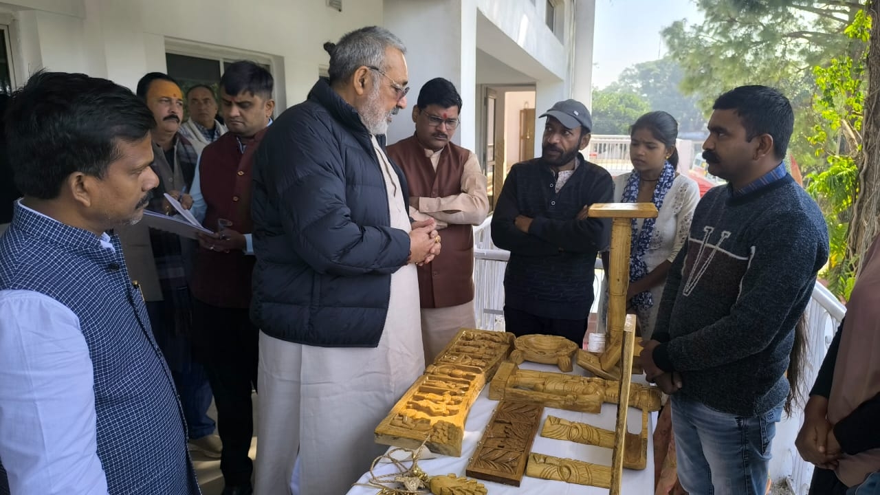 स्थानीय शिल्प कलाओं का निरीक्षण करते हुए स्थानीय शिल्प कलाओं का निरीक्षण करते हुए