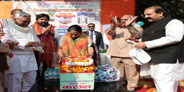 रेजांगला युद्ध के वीर शहीदों के सम्मान में निकली रज कलश यात्रा के हैदरपुर पहुंचने उसका सम्मान करती मुख्यमंत्री रेखा गुप्ता रेजांगला युद्ध के वीर शहीदों के सम्मान में निकली रज कलश यात्रा के हैदरपुर पहुंचने उसका सम्मान करती मुख्यमंत्री रेखा गुप्ता