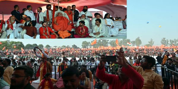 कैप्शनः चारधाम मैदान के समीप आयोजित सभा में मंचासीन जगतगुरु रामभद्राचार्य, देवकी नंदन ठाकुर, ज्ञानानंद जी महाराज, सुतीक्ष्ण जी महाराज, फिल्म अभिनेता गोविंद, जिला पंचायत अध्यक्ष किशन चौधरी नामदेव इंसेट में हिन्दू एकता का दृश्य कैप्शनः चारधाम मैदान के समीप आयोजित सभा में मंचासीन जगतगुरु रामभद्राचार्य, देवकी नंदन ठाकुर, ज्ञानानंद जी महाराज, सुतीक्ष्ण जी महाराज, फिल्म अभिनेता गोविंद, जिला पंचायत अध्यक्ष किशन चौधरी नामदेव इंसेट में हिन्दू एकता का दृश्य