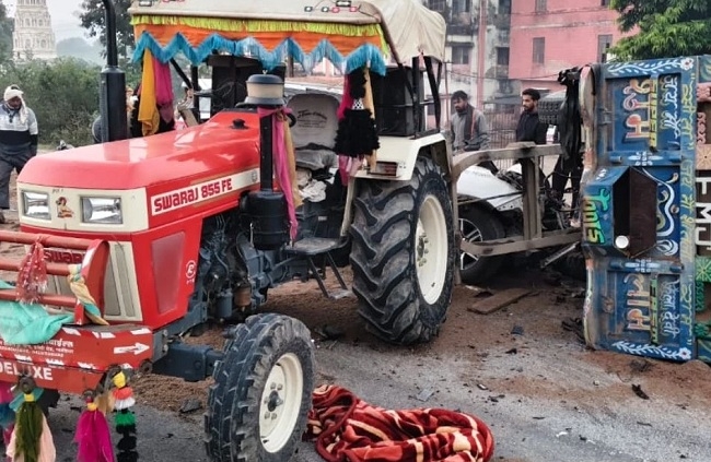 ट्रैक्टर-ट्रॉली से टकाराई तेज रफ्तार कार ट्रैक्टर-ट्रॉली से टकाराई तेज रफ्तार कार