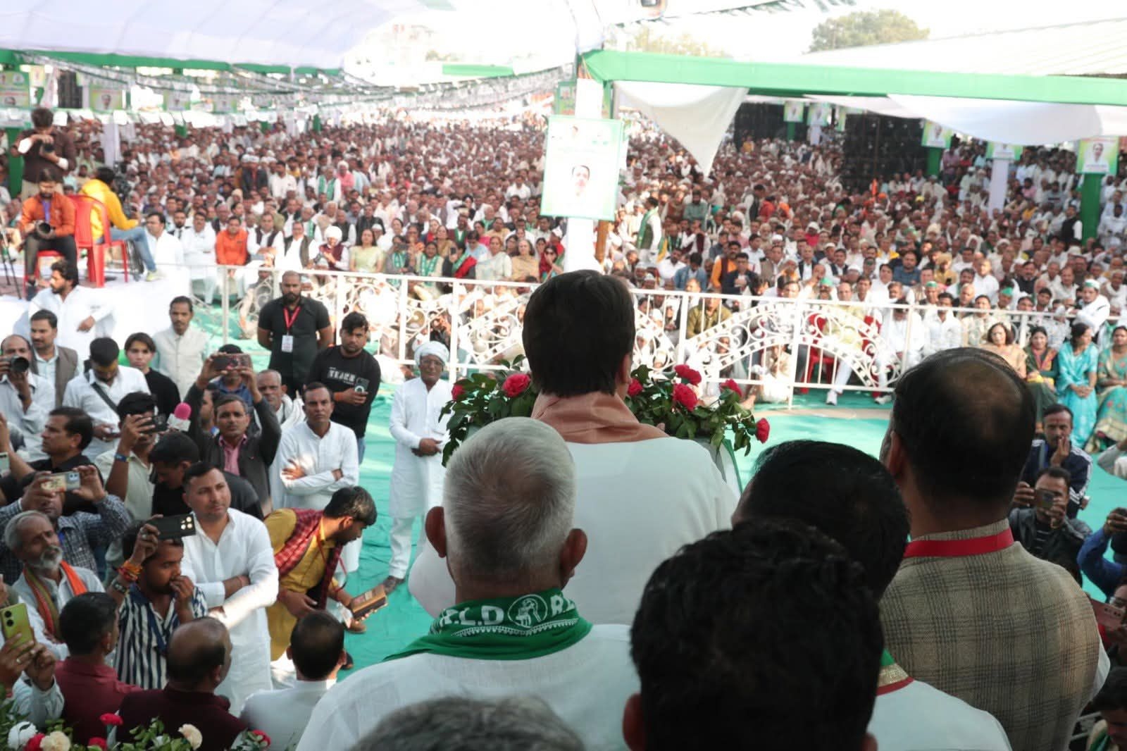 मथुरा में आयोजित रालोद के राष्ट्रीय अधिवेशन में आए पार्टी नेतागण एवं कार्यकर्ताओं की भीड़। मथुरा में आयोजित रालोद के राष्ट्रीय अधिवेशन में आए पार्टी नेतागण एवं कार्यकर्ताओं की भीड़।