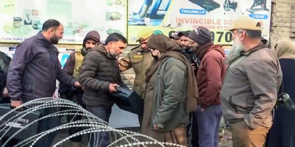 जम्मू-कश्मीर नौगाम पुलिस स्टेशन के पास विस्फोट स्थल को एफएसएल ने जांच के लिए सील कियाि जम्मू-कश्मीर नौगाम पुलिस स्टेशन के पास विस्फोट स्थल को एफएसएल ने जांच के लिए सील कियाि