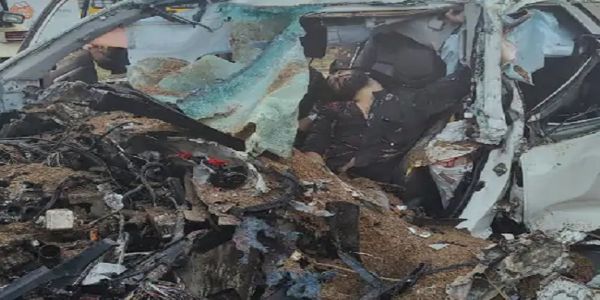 ट्रैक्टर-ट्रॉली से टकाराई तेज रफ्तार कार ट्रैक्टर-ट्रॉली से टकाराई तेज रफ्तार कार