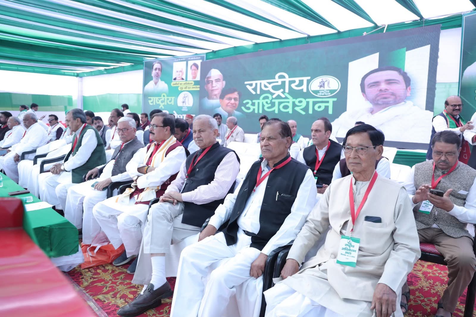 मथुरा के कोसीकलां में आयोजित रालोद के राष्ट्रीय अधिवेशन में मंचासीन पदाधिकारीगण। मथुरा के कोसीकलां में आयोजित रालोद के राष्ट्रीय अधिवेशन में मंचासीन पदाधिकारीगण।