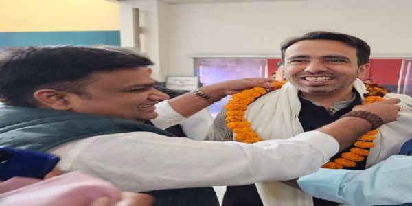 रालोद के राष्ट्रीय अध्यक्ष जयंत चौधरी का स्वागत करते पार्टी नेता रालोद के राष्ट्रीय अध्यक्ष जयंत चौधरी का स्वागत करते पार्टी नेता