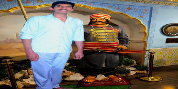 विश्व के सबसे लंबे कद के व्यक्ति करण सिंह ने जयपुर वैक्स म्यूजियम का किया दौरा