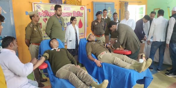 पुलिस कर्मियों ने किया स्वैच्छिक रक्तदान