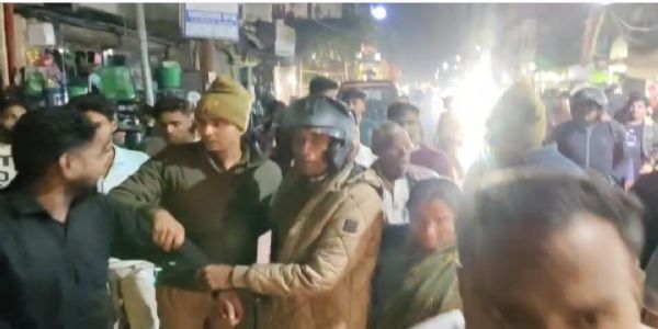 दबंगो ने पुलिस के साथ मारपीट कर बर्दी फाड़ी, मुकदमा दर्ज