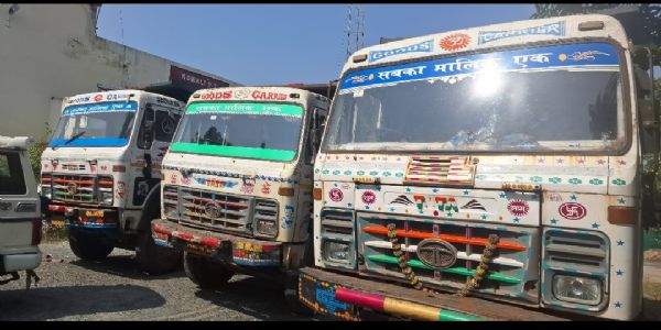 अवैध बालू लदा तीन हाईवा जब्त