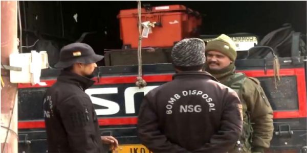 एनएसजी बम निरोधक दस्ते ने नौगाम विस्फोट स्थल का निरीक्षण किया