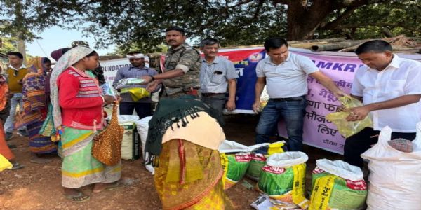 पुलिस ने अफीम की अवैध खेती रोकने के लिए बांटा बीज