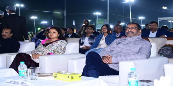 मुख्यमंत्री सपरिवार सांस्कृतिक कार्यक्रम में हुए शामिल, ड्रोन शो और संगीत प्रस्तुति बनी आकर्षण का केंद्र