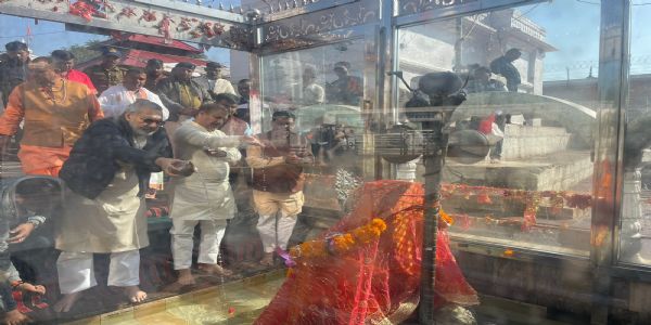 अनूपपुरः केन्द्रीय वस्त्र मंत्री गिरिराज सिंह ने मां नर्मदा की पूजा अर्चना की