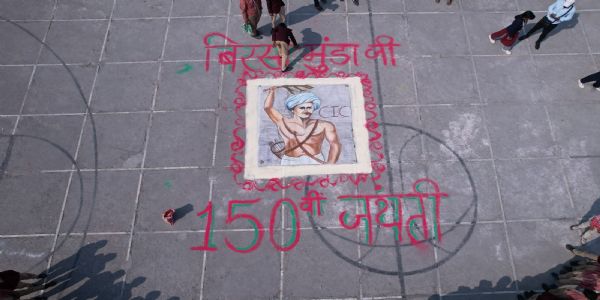छात्रों ने बिरसा मुंडा की जयंती के उपलक्ष्य में बनाया भव्य अलौकिक चित्र