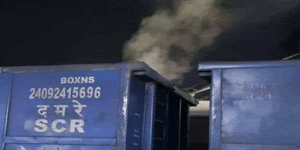 मप्रः इटारसी स्टेशन पर कोयले से भरी मालगाड़ी से अचानक निकलने लगा धुआं