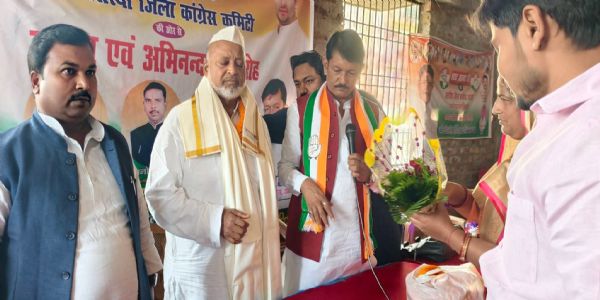जिला कांग्रेस कार्यालय में महागठबंधन के नव निर्वाचित तीन विधायकों का समारोह आयोजित कर किया गया अभिनन्दन