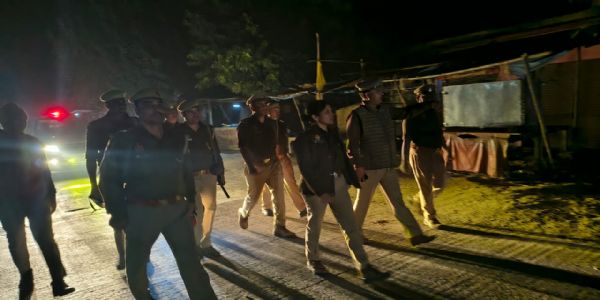 ठिठुरन भरी स्याह रात में पैदल गश्त पर निकली एसपी को देख महकमे में हड़कम्प