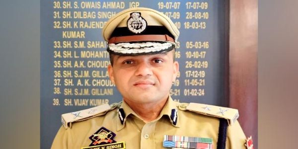 नौगाम विस्फोट में मारे गये कैमरामैन के आवास पर आईपीएस सुजीत कुमार ने किया दौरा